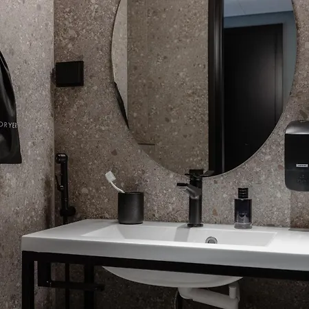 H28 - Hotel, And By Uhanda Hotelli 3*