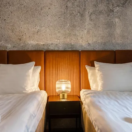 H28 - Hotel, And By Uhanda 3* تامبير