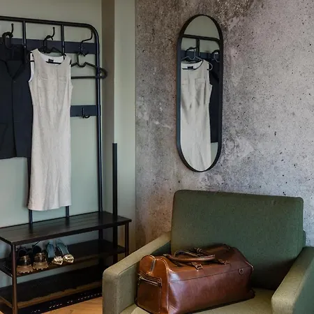 H28 - Hotel, And By Uhanda 3*