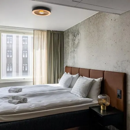 H28 - Hotel, And By Uhanda 3*