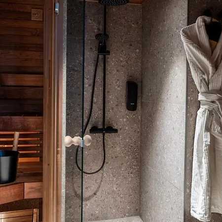 H28 - Hotel, And By Uhanda 3* Tampere