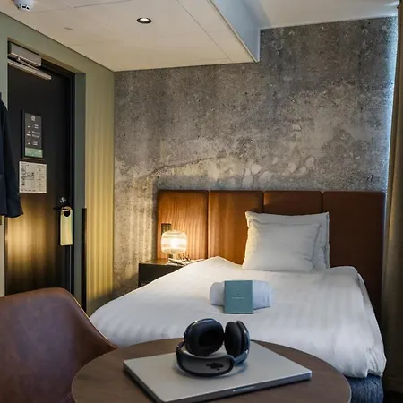 H28 - Hotel, And By Uhanda 3*