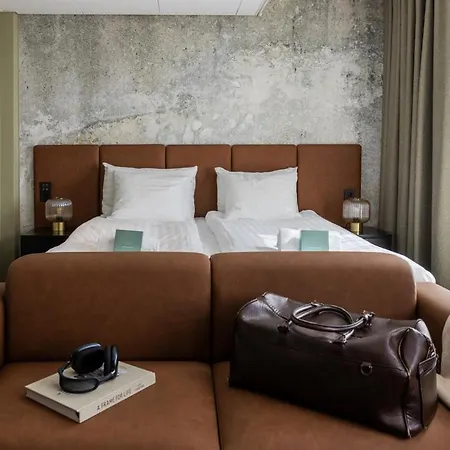 H28 - Hotel, And By Uhanda