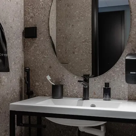 H28 - Hotel, And By Uhanda