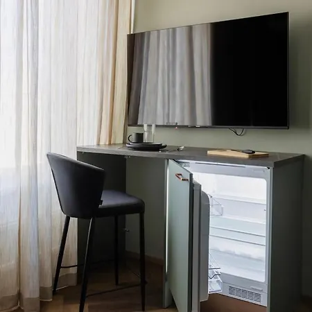 H28 - Hotel, And By Uhanda