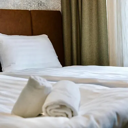 H28 - Hotel, And By Uhanda 3*