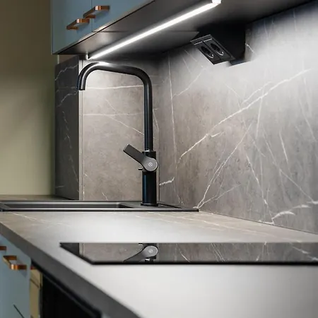 H28 - Hotel, And By Uhanda