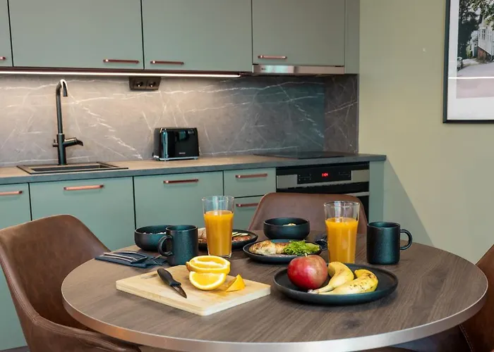 H28 - Hotel, And By Uhanda