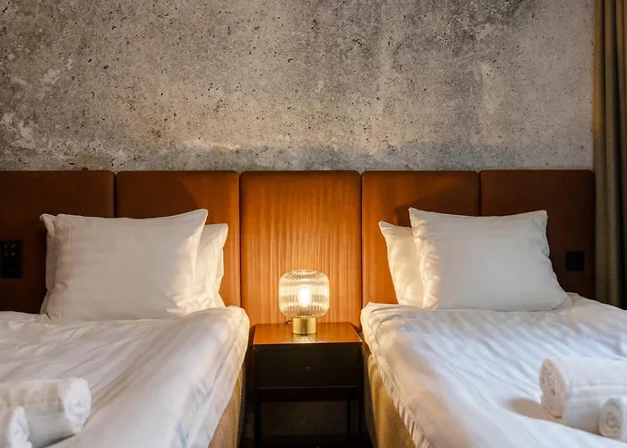 H28 - Hotel, And By Uhanda 3* تامبير