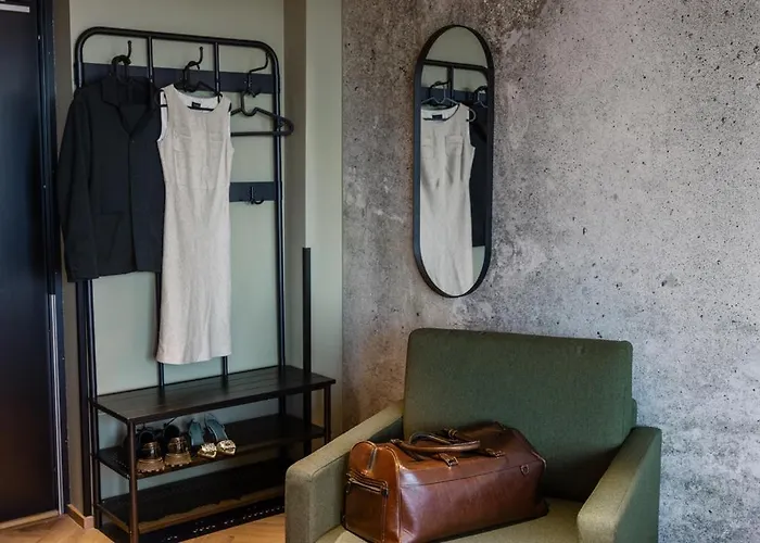 H28 - Hotel, And By Uhanda 3*