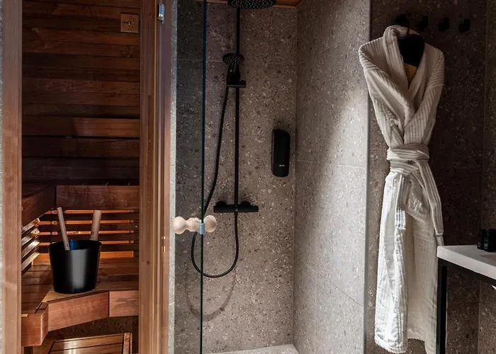 H28 - Hotel, And By Uhanda 3* تامبير