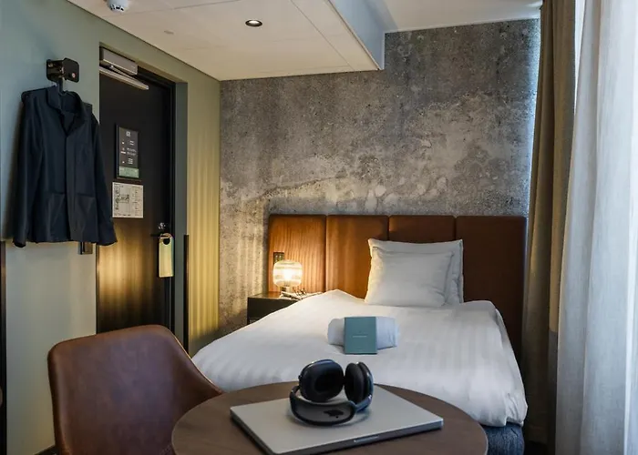 H28 - Hotel, And By Uhanda 3*