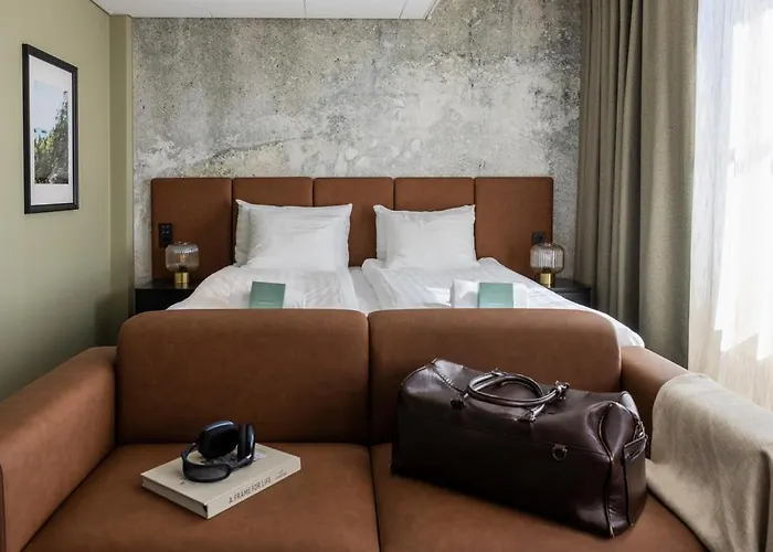 H28 - Hotel, And By Uhanda