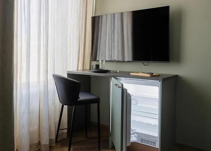 H28 - Hotel, And By Uhanda