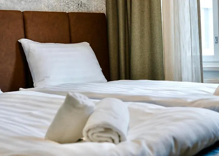 H28 - Hotel, And By Uhanda 3*