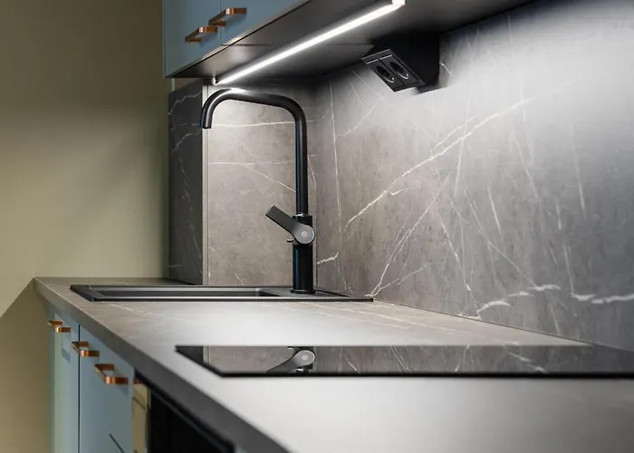 H28 - Hotel, And By Uhanda